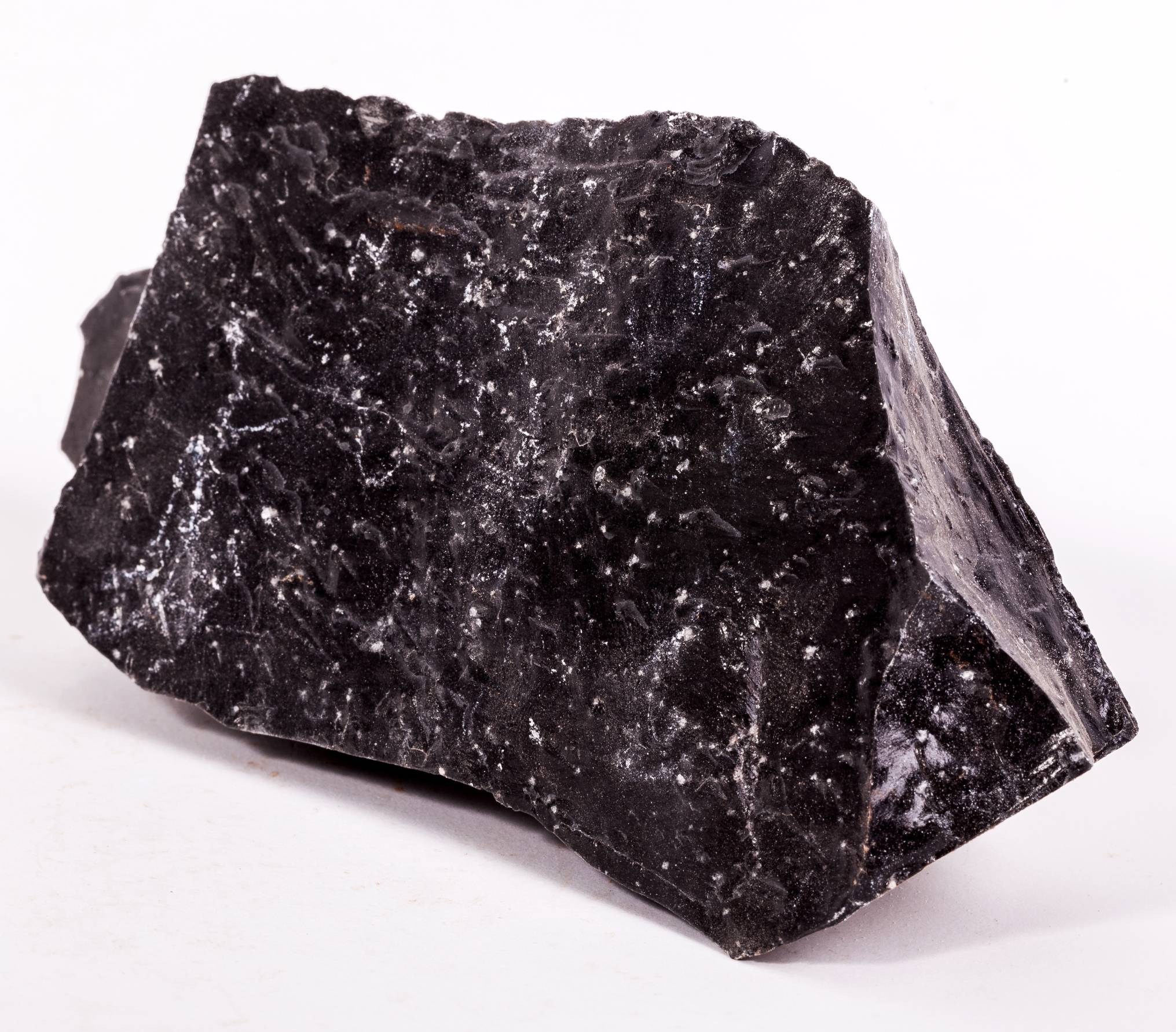 Découvrez les mystères de l'obsidienne : une pierre aux pouvoirs de protection et de transformation. Explorez ses vertus, son histoire, et comment l'intégrer dans votre pratique de lithothérapie. Plongez dans le monde fascinant de l'obsidienne dans notre dernier article de blog.