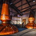 Salle de distillation avec les alambics Onion Lanter Pot Stills de la distillerie Ardnahoe sur l'île d'Islay dans les Hébrides intérieures d'Ecosse