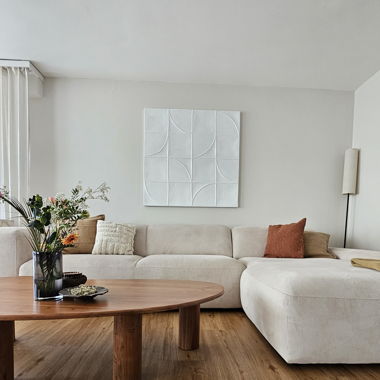Massiver Couchtisch in organischer Form