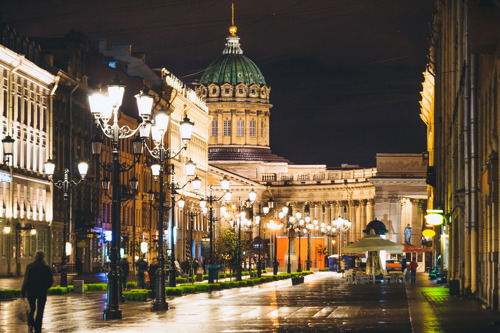 Автобусная экскурсия по ночному Петербургу и фестиваль Алые паруса