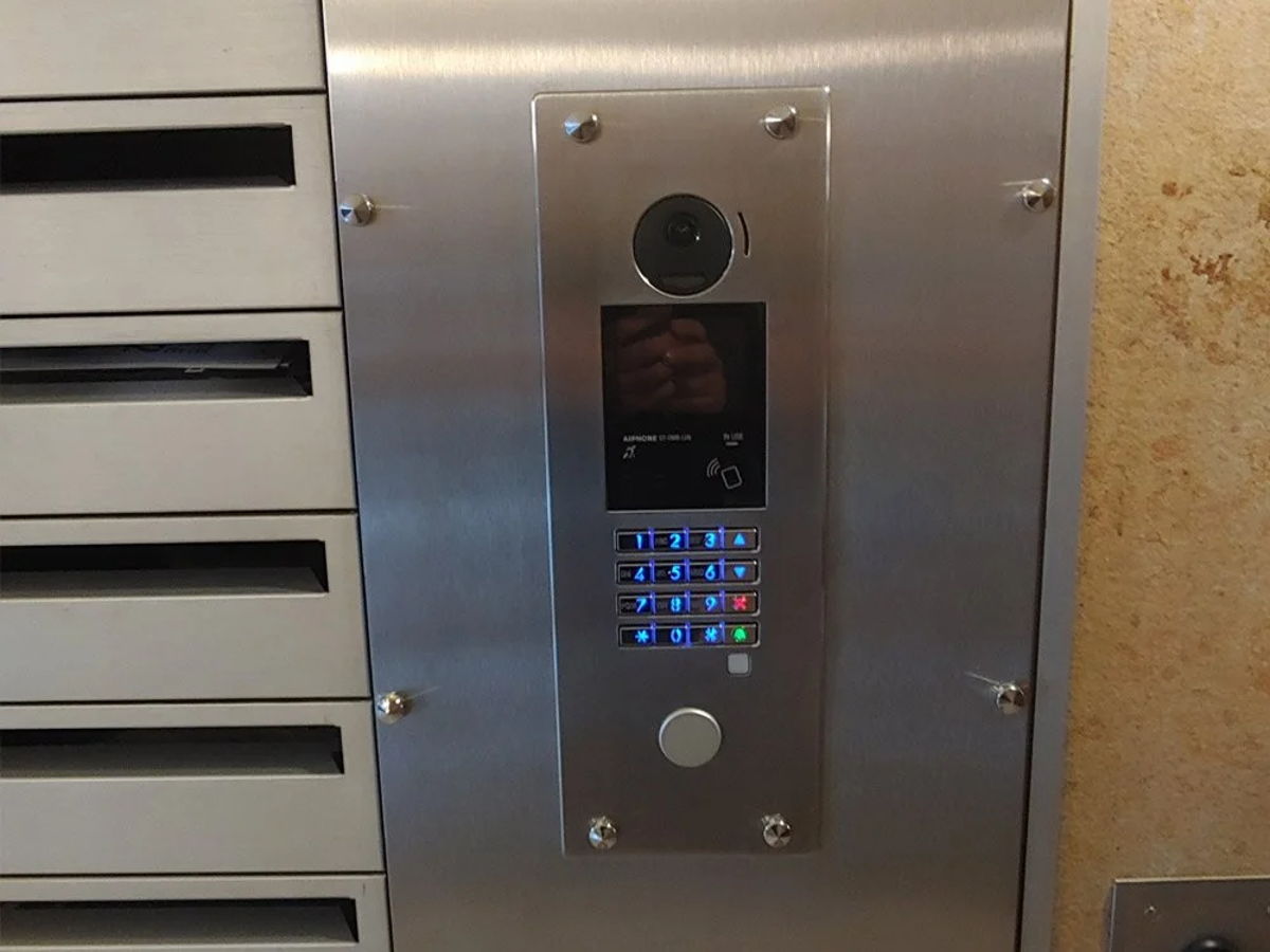Installation d'une interphonie vidéo filaire dans une copropriété (SDC du 153 Charles de Gaulle / Sergic) à Clichy — TELEANTEN