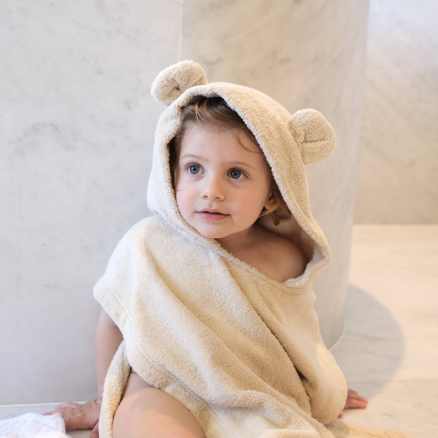 Poncho de bain enfant en coton bio certifié GOTS avec capuche, tissu éponge doux et absorbant rose beige