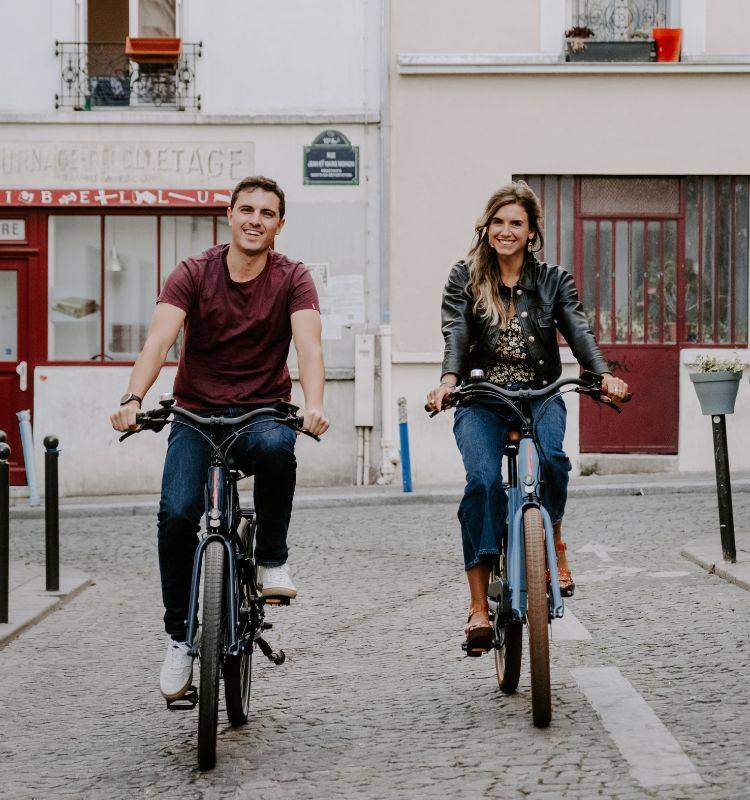 Couple ayant louer des vélos à paris