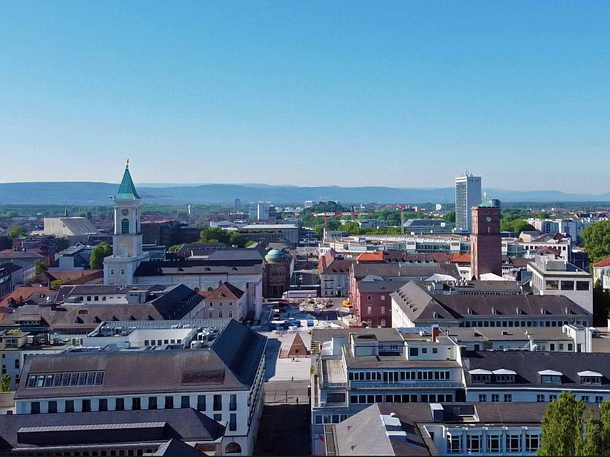  Karlsruhe
- Hier sehen Sie die Karlsruher Innenstadt aus der Luft. Erfahren Sie mehr über den Kauf oder Verkauf eines Mehrfamilienhauses in Karlsruhe.