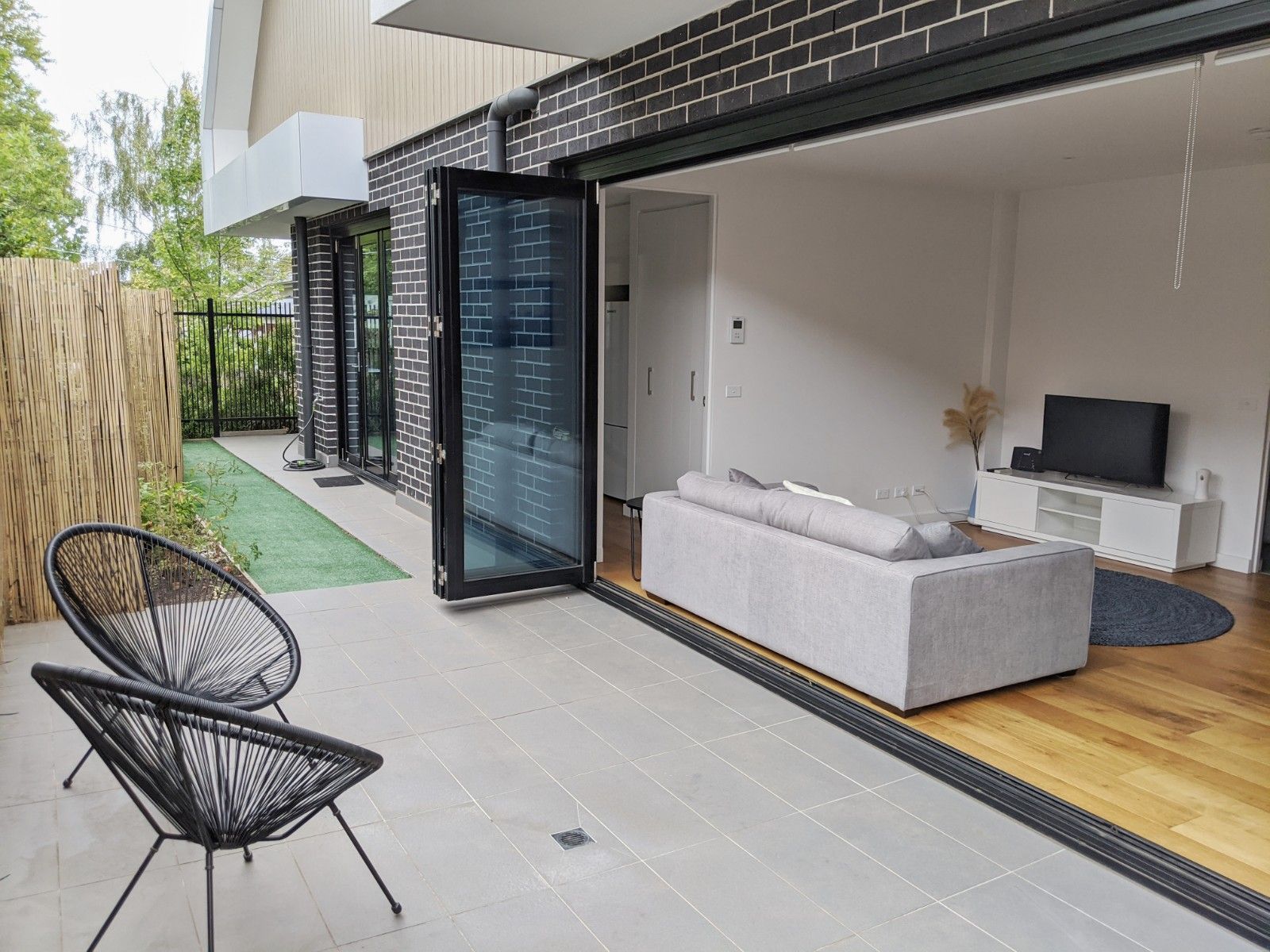 FOR RENT Stunning Near New Courtyard Residence in Sensational Location - Image 3