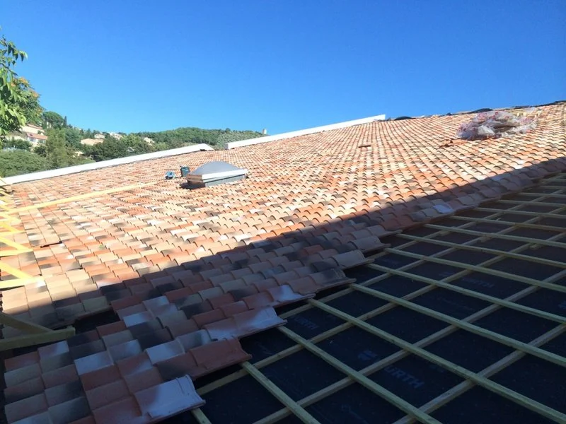 Rénovation d’une toiture en tuiles romanes pour le Conseil Régional à Manosque — photo 2 sur 9 — CEG TOITURE