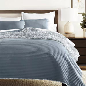 Home Collection All Season Scalloped Reversible Quilt Set with Shams-Blue