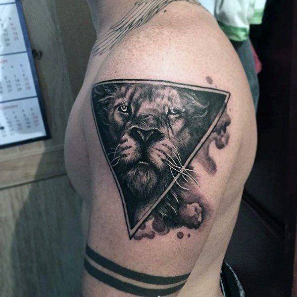 Tatouage Lion Triangle Art