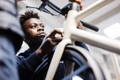 Un mécanicien travaille sur un vélo reconditionné