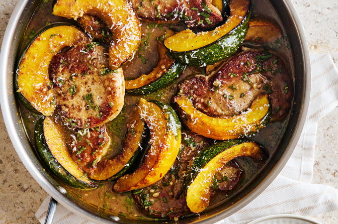 <i>One pot</i> de côtelettes de porc à la courge poivrée