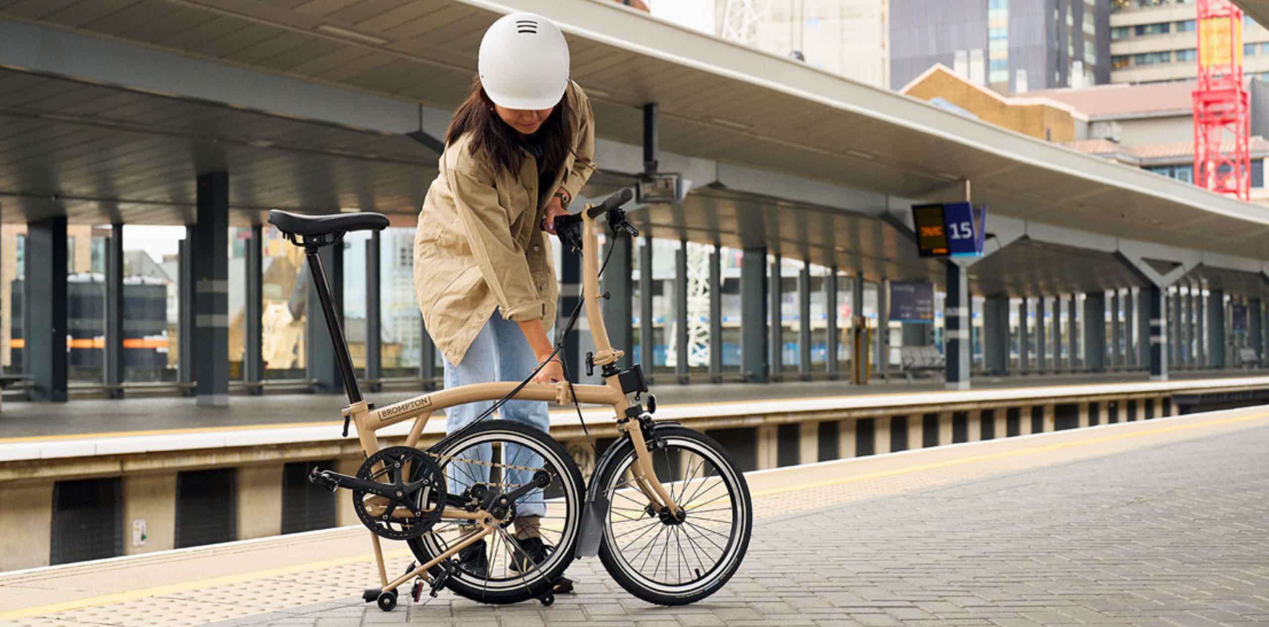 mujer en ruta de bicicleta reacondicionada electrica de montaña viendo el panorama