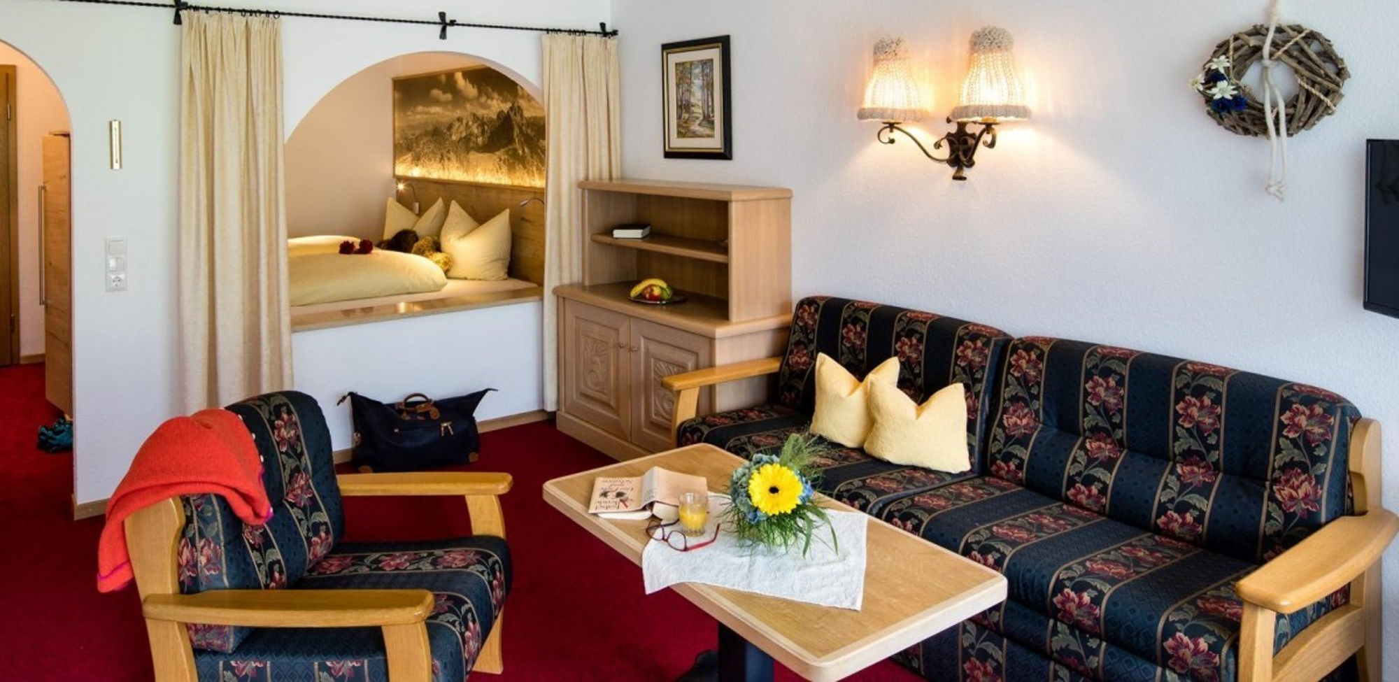 Geräumiges Wohnzimmer in kleiner Ferienwohnung - ideal für Alleinreisende & Singles 