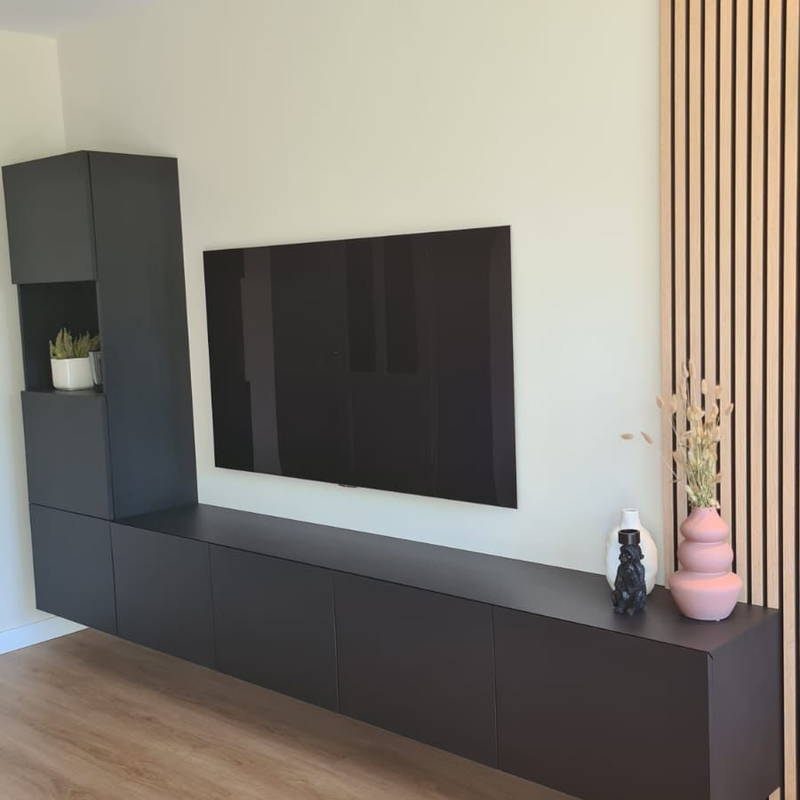 TV-meubel met hoge zijkast op maat, klantproject Houtenmeubelshop