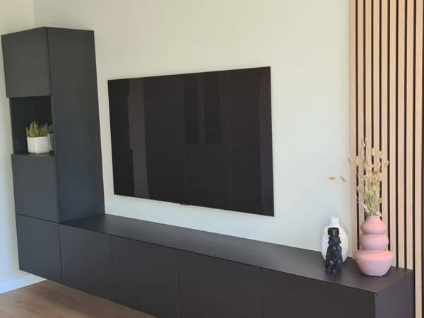 TV-meubel met hoge zijkast op maat, klantproject Houtenmeubelshop