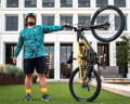 Cycliste avec son vélo électrique modèle XXL