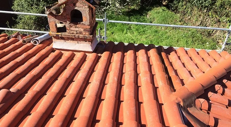Rénovation de la couverture en tuiles romanes à Menton — photo 31 sur 34 — CEG TOITURE