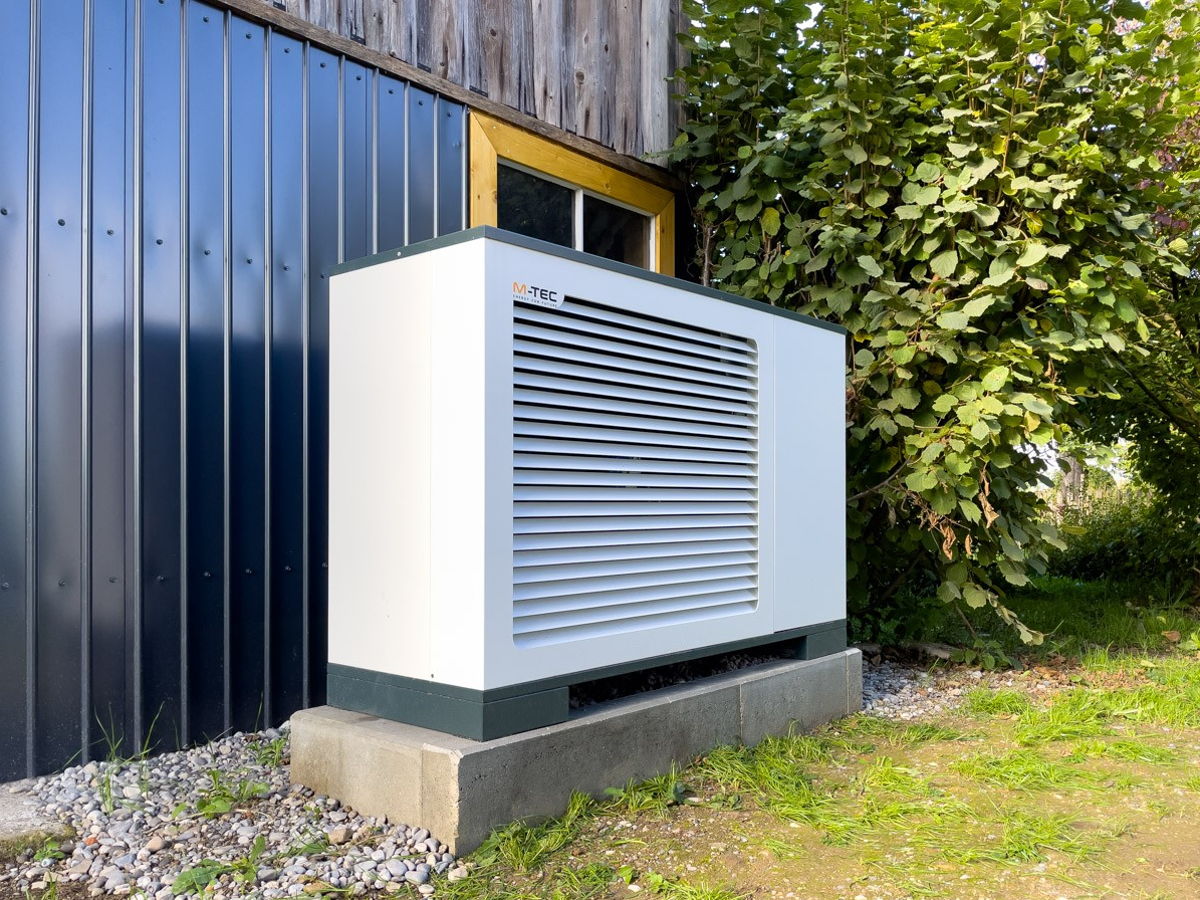 Foto Referenz Bauernhaus Wärmepumpe außen