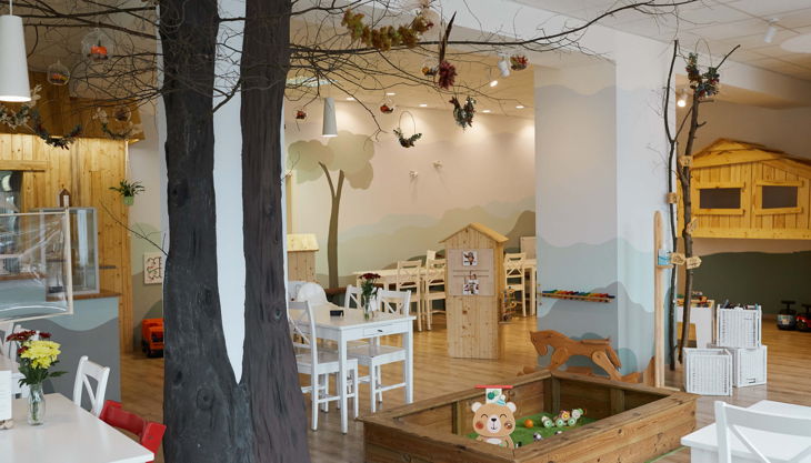 löffelöhrchen familiencafé raum mit baum