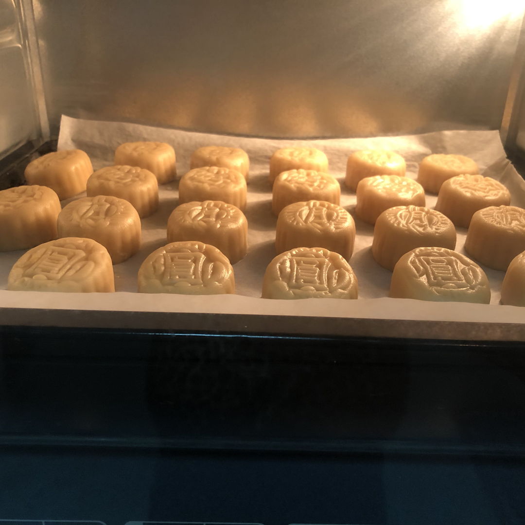 Mini Mooncake. 

I need to spray slightly more water before baking as it might have cracks.