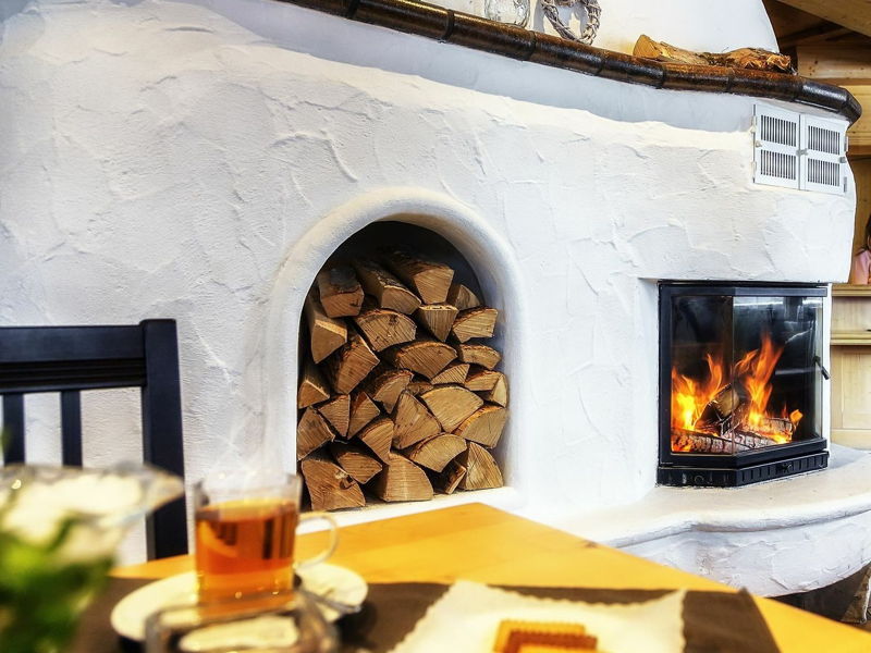 Eingangslobby Auschnitt mit Kamin und Rezeption