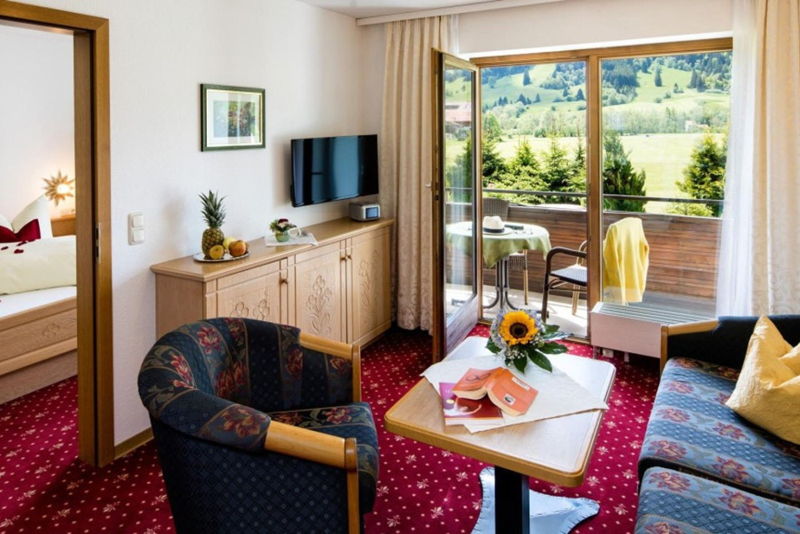 Fewo mit Wohnzimmer mit Balkon und Schlafcouch für Familien.