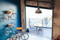 Magasin moderne avec des vélos en décoration