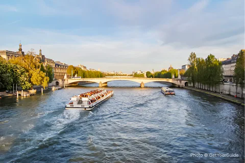 Louvre Guided Tour with Reserved Access & Boat Cruise
