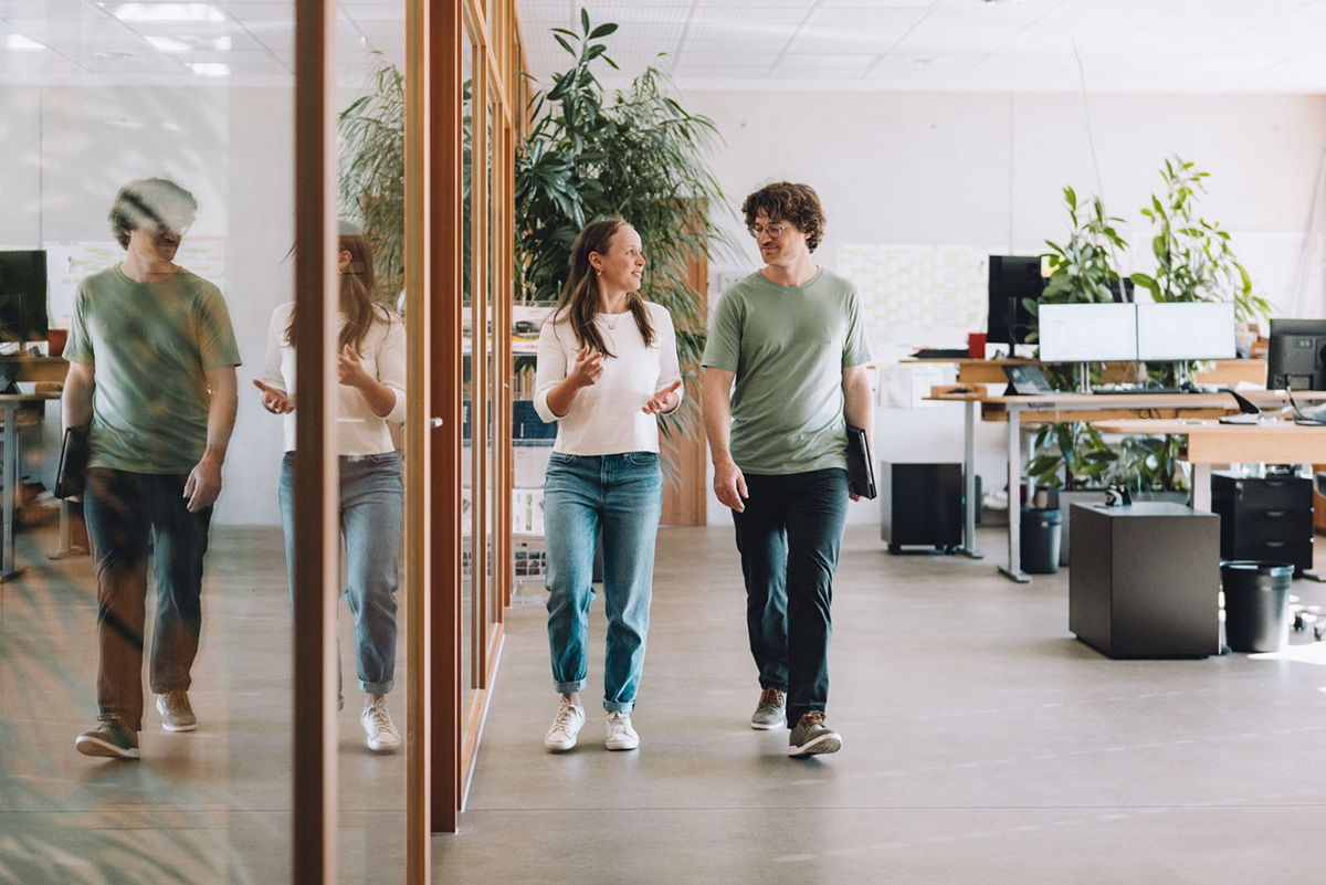 Anja und Yanick Felder als Juniogeschäftsführer bei einem Austausch im Büro des Unternehmens