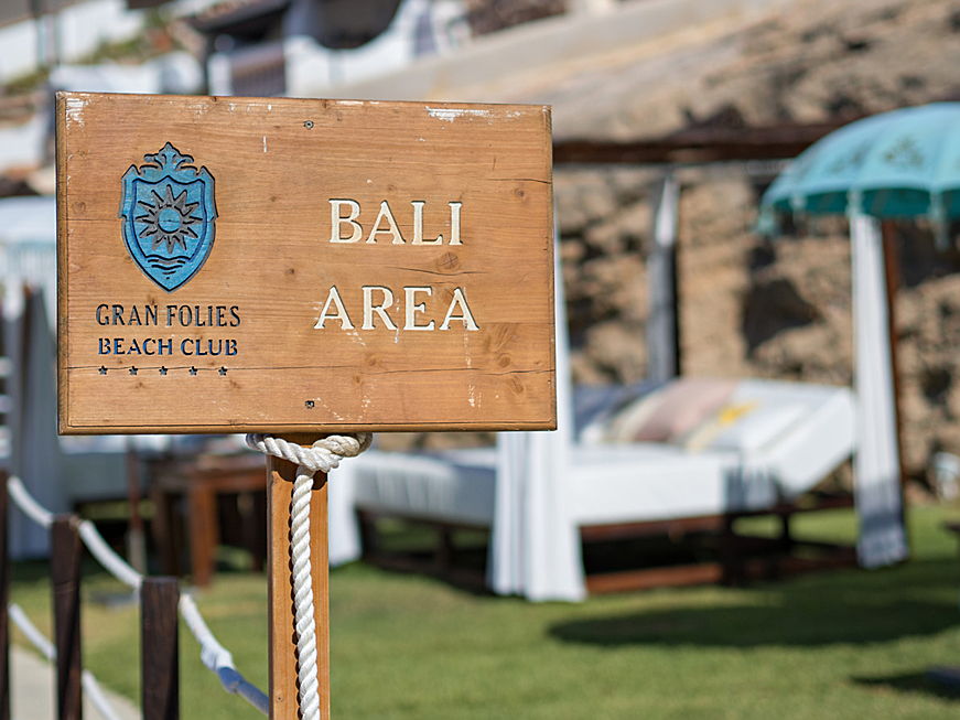  Balearen
- Sonnenliegen, Bali-Betten, eine Lage direkt am Meer