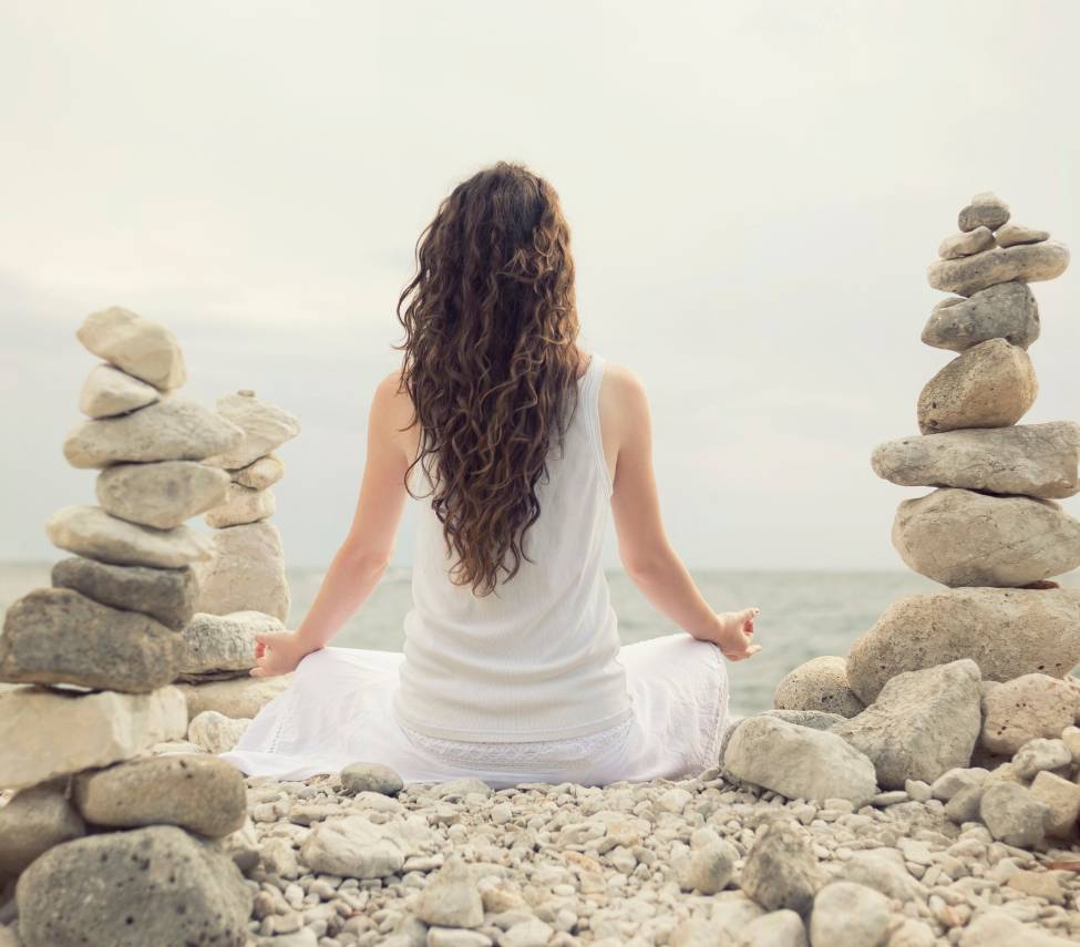 Explorez diverses méthodes pour équilibrer vos chakras et rétablir l'harmonie intérieure. Découvrez la lithothérapie, le yoga, la méditation, les soins énergétiques et bien d'autres pratiques pour revitaliser vos centres énergétiques. Trouvez votre voie vers le bien-être et l'alignement des chakras.