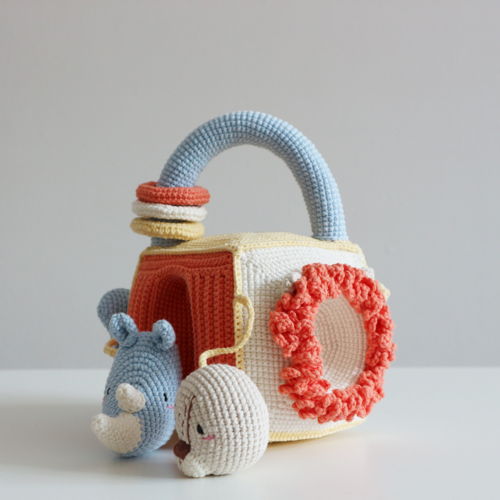 Safari activity cube