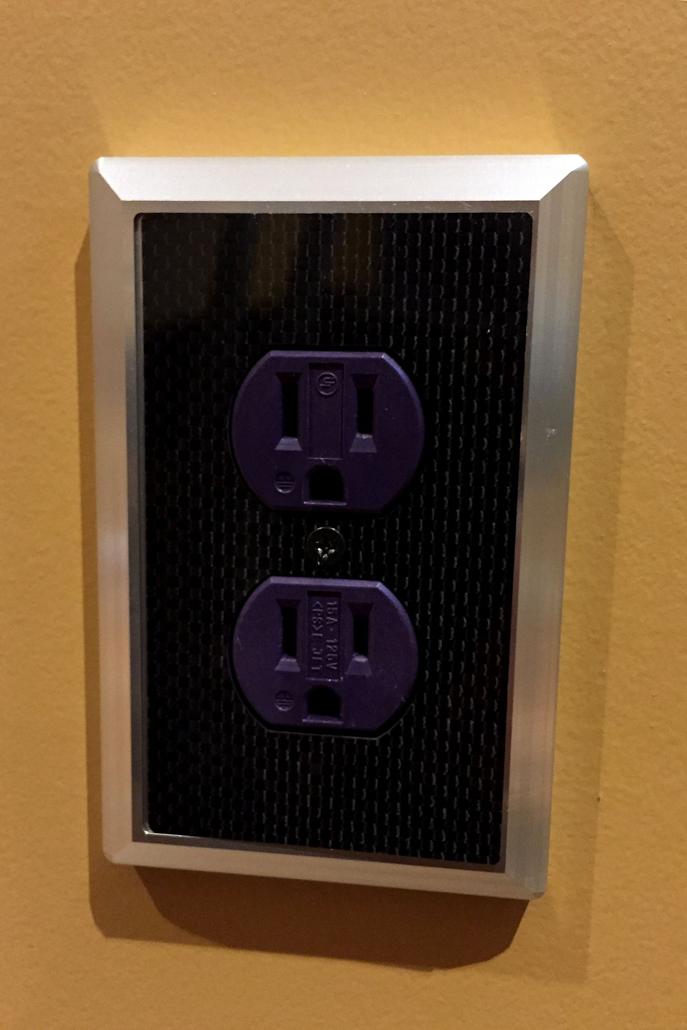 Power outlet receptacle for digital components.