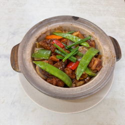 Image 10: Claypot Chicken with garlic 蒜圃鸡煲