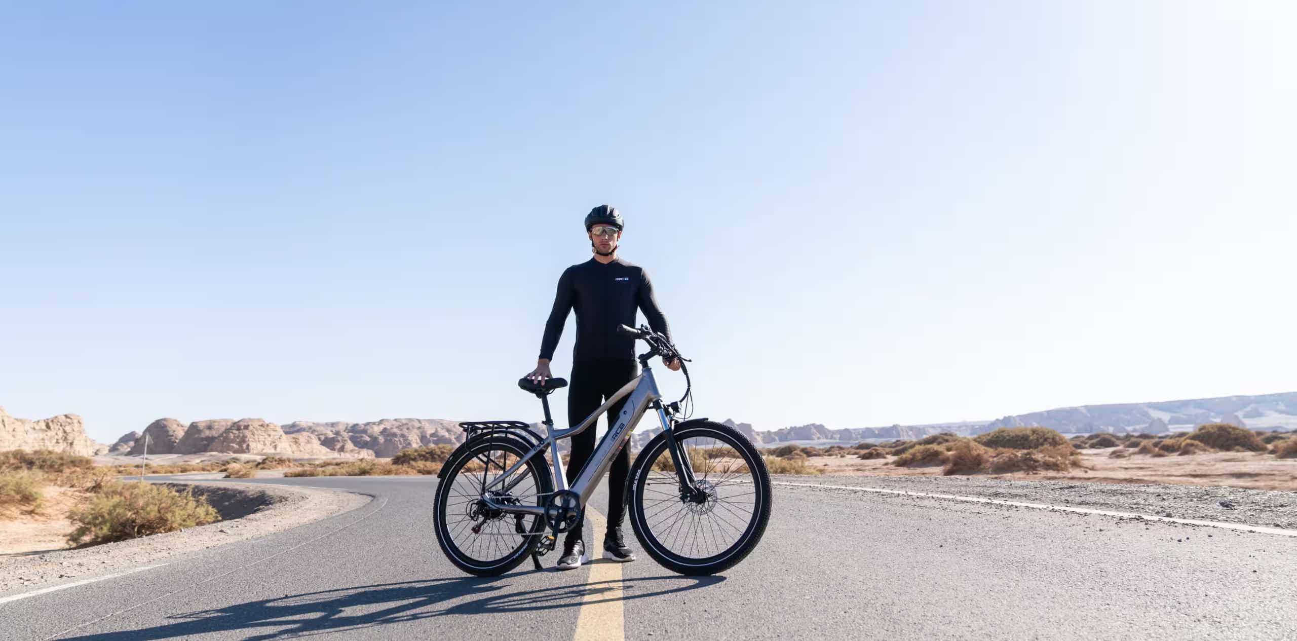 Imagen de archivo de una persona con una e-bike.