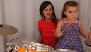 das klingende museum berlin kind spielt schlagzeug