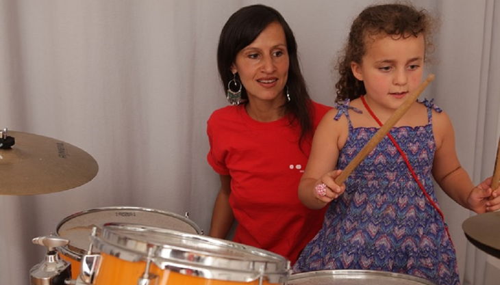 das klingende museum berlin kind spielt schlagzeug