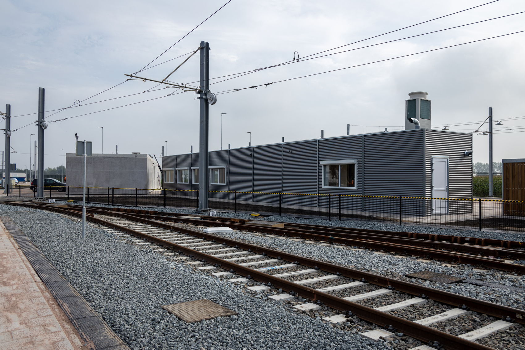 Op dit terrein staat een combinatiegebouw voor de transformatoren die wisselstroom omzetten naar gelijkstroom (een zogenaamd gelijkrichterstation), een technische ruimte voor kleine reparaties, een opslag en een dienstgebouw voor de medewerkers van GVB. Plus een parkeerterrein voor auto’s en een fietsenstalling. Op dit terrein staat een combinatiegebouw voor de transformatoren die wisselstroom omzetten naar gelijkstroom (een zogenaamd gelijkrichterstation), een technische ruimte voor kleine reparaties, een opslag en een dienstgebouw voor de medewerkers van GVB. Plus een parkeerterrein voor auto’s en een fietsenstalling.