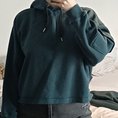 Dark green cropped hoodie with arm pouch