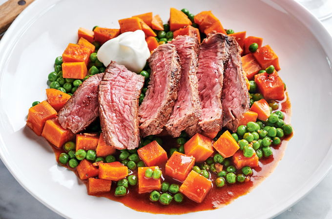 Biftecks de haut de surlonge, petits pois et patate douce