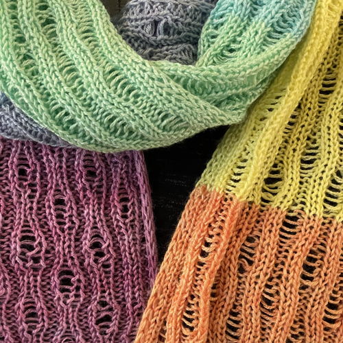 Knitted scarf Yvonne with dropped stitches and i-cord edge.
