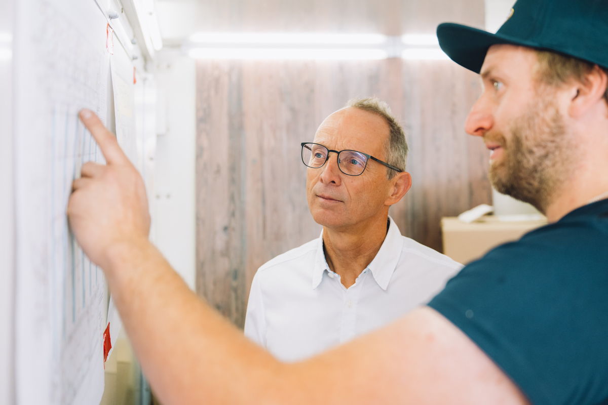 Projektbesprechung mit Fokus auf effiziente und individuelle Lösungen