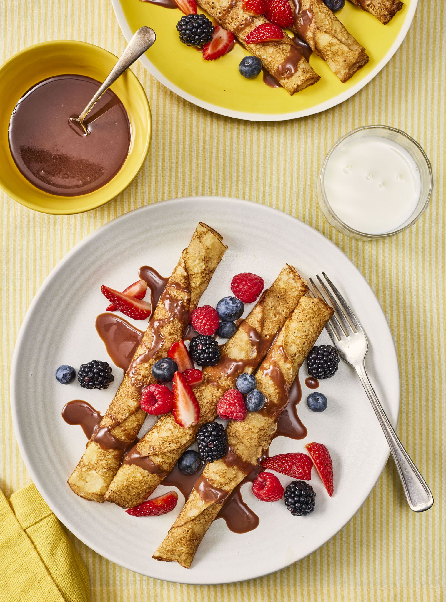 Crêpes, petits fruits et sauce au chocolat | RICARDO