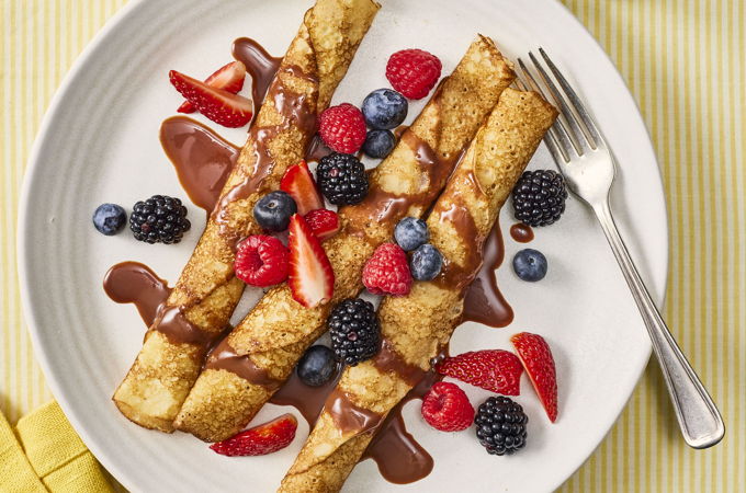 Crêpes, petits fruits et sauce au chocolat