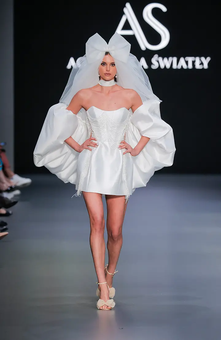 Un mannequin portant une robe d'Agnieszka Swiatly.