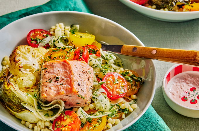 Salade de couscous perlé, saumon et chou-fleur rôtis