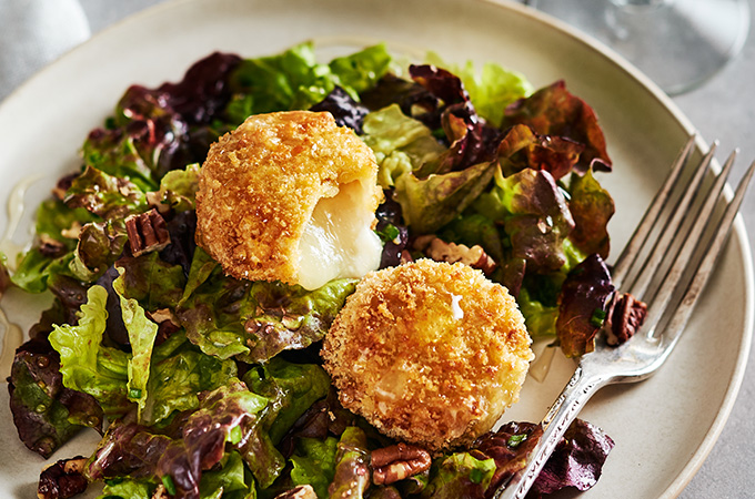 Salade de chèvre croustillant à la friteuse à air chaud (<i>air fryer</i>)