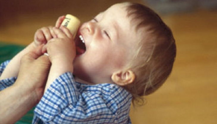 das klingende museum berlin kind mit rassel