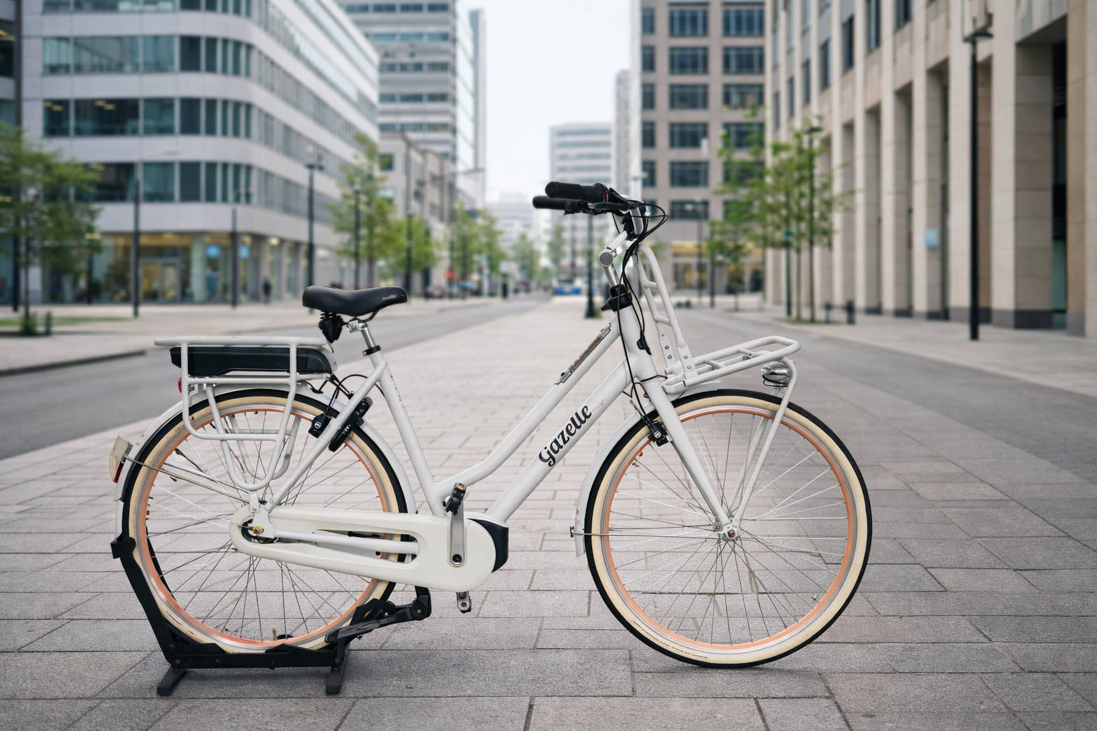 Gazelle Miss Grace C7+ HMB elektrische transportfiets met Bosch Active Line motor, lage instap en voorrek, gefotografeerd in neutrale stadsomgeving voor review.