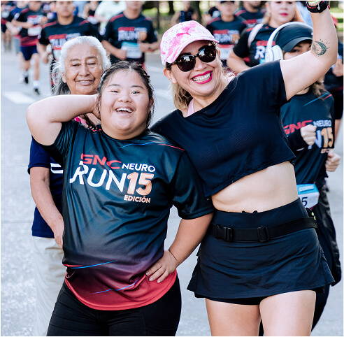 mujeres celebrando neuro run