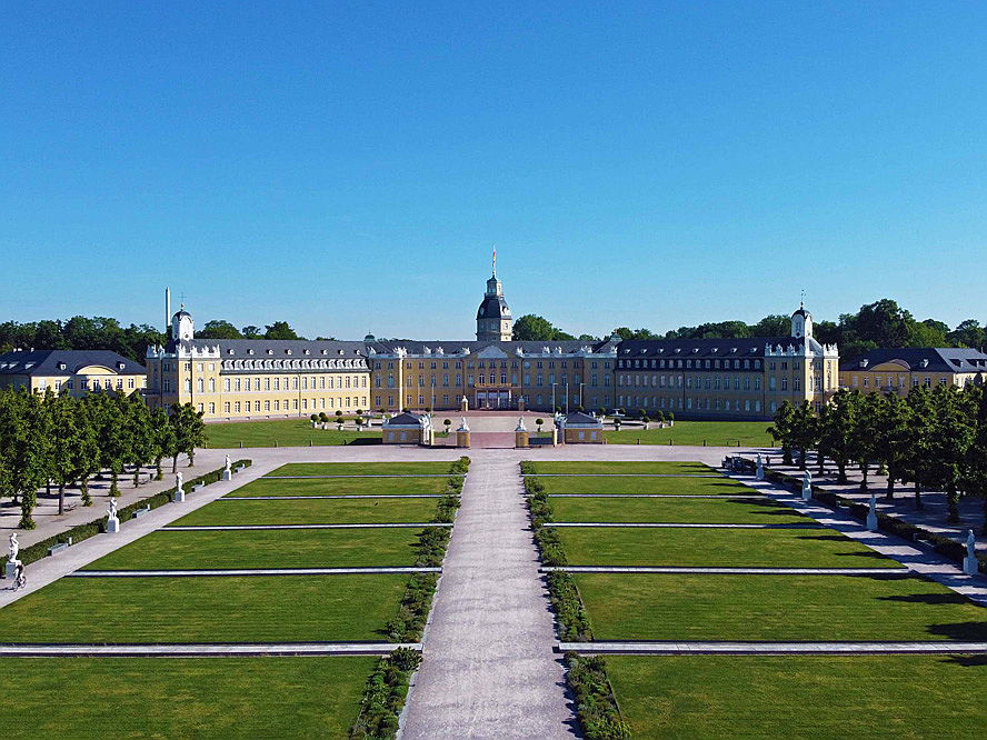  Karlsruhe
- Hier sehen Sie das Karlsruher Schloss mit seiner Parkanlage - direkt in der Innenstadt. Erfahren Sie mehr über den Kauf oder Verkauf eines Mehrfamilienhauses in Karlsruhe.
